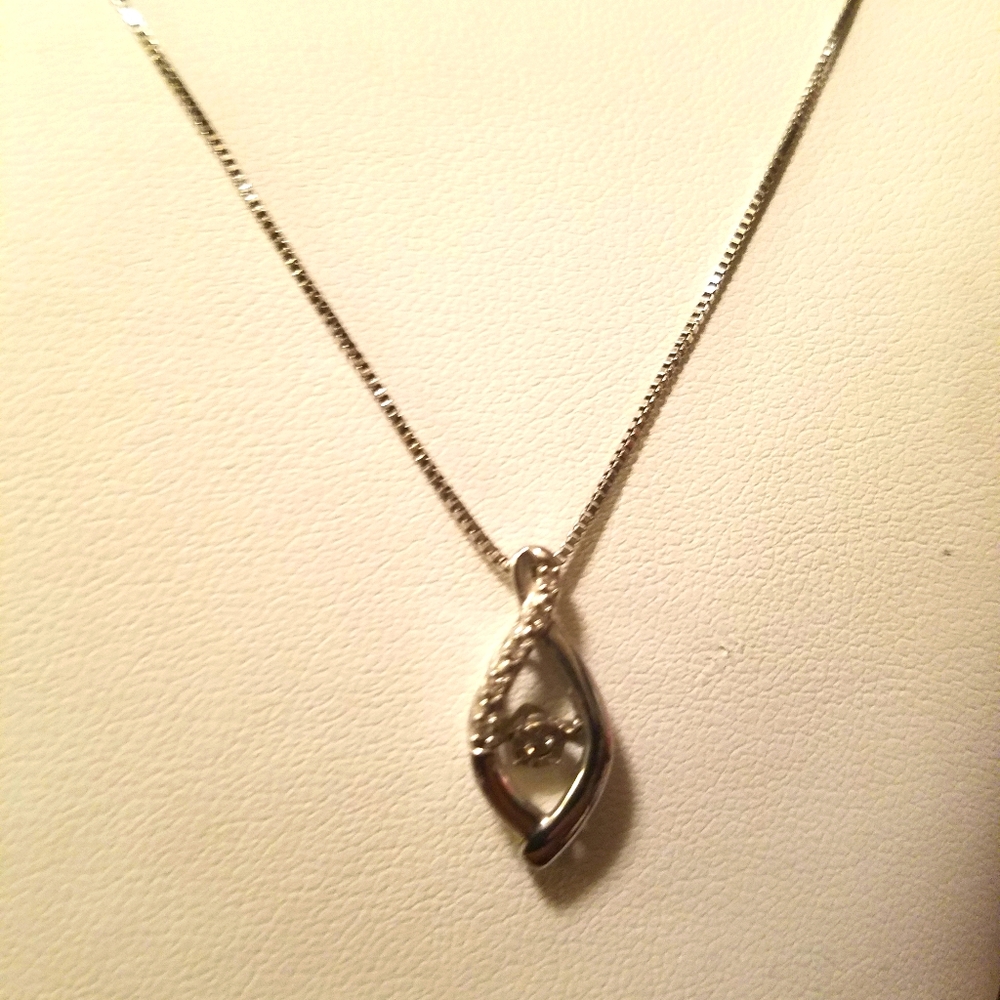 Dancing diamond necklace